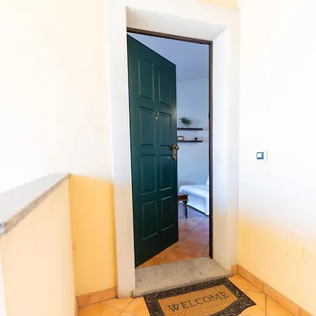 Ella's Flat * Όλμπια